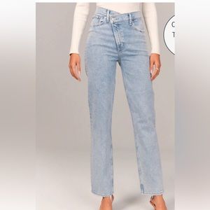 Abercrombie Curve Love Ultra High Rise 90’s Straight Jean